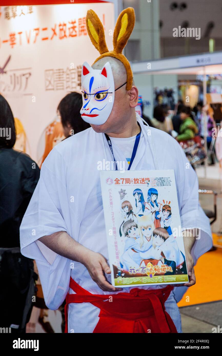 Il maschio giapponese calvo che indossa le orecchie del gatto si pone come personaggio della serie anime/manga al Tokyo International ANIME Fair, Giappone Foto Stock