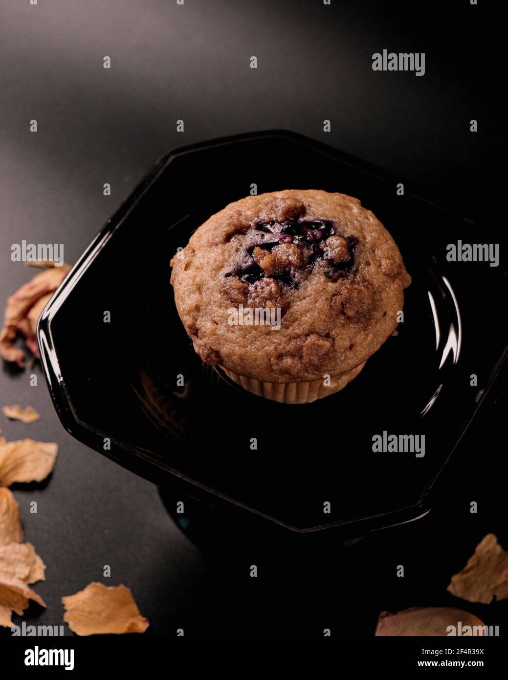 Blueberry Cinnamon Streusel Muffin su piastra nera e sfondo, regola dei terzi, fotografia alimentare ad alta risoluzione Foto Stock
