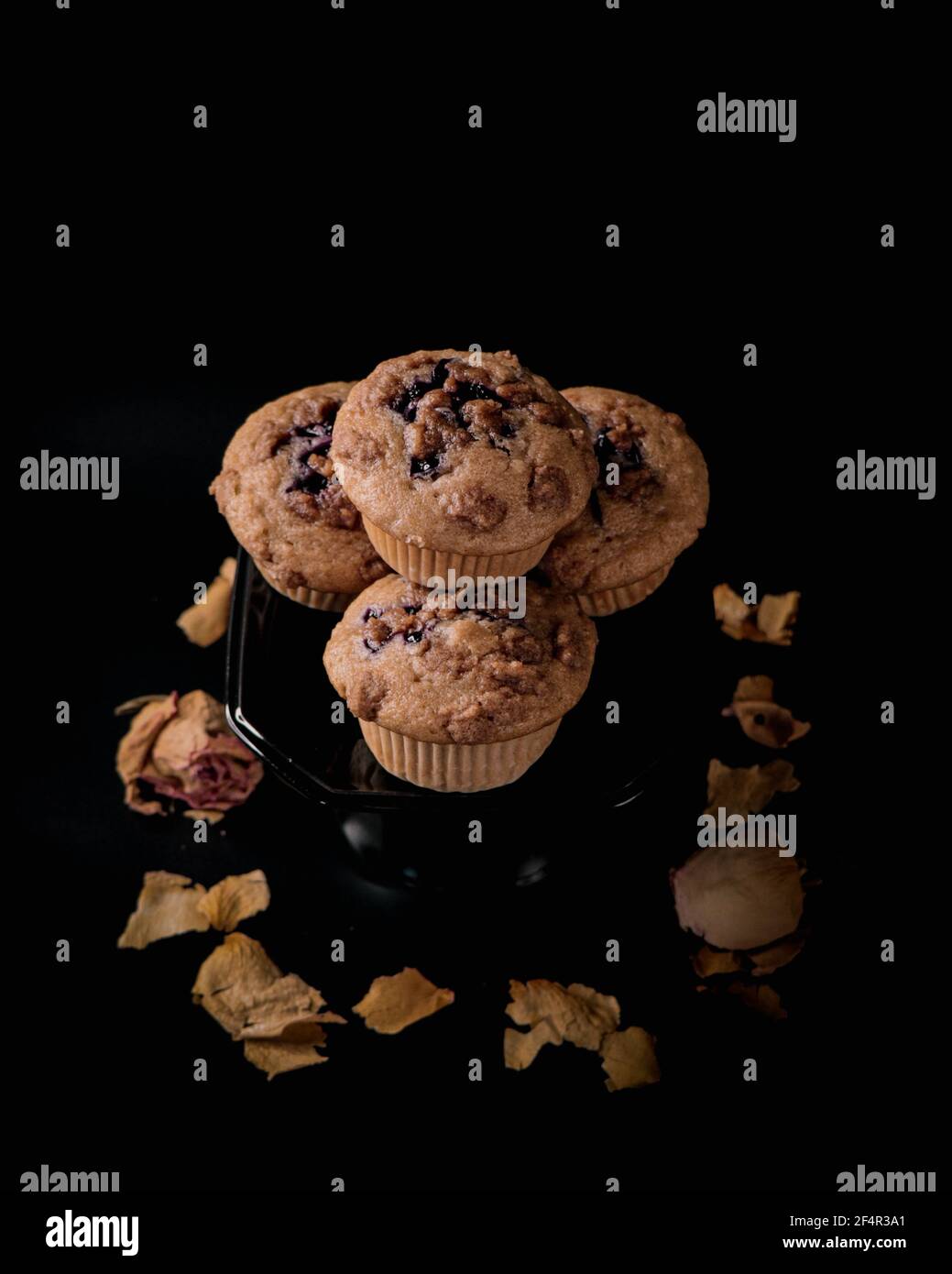 Muffin alla mirtillo alla cannella Strausel su piastra nera e sfondo, incorniciato al centro, fotografia alimentare ad alta risoluzione Foto Stock