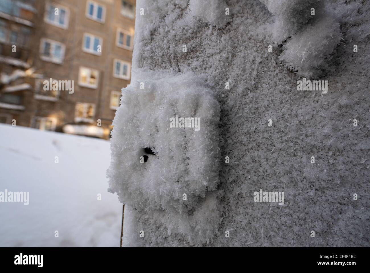 Parete surgelata coperta di neve dell'edificio urbano Foto Stock