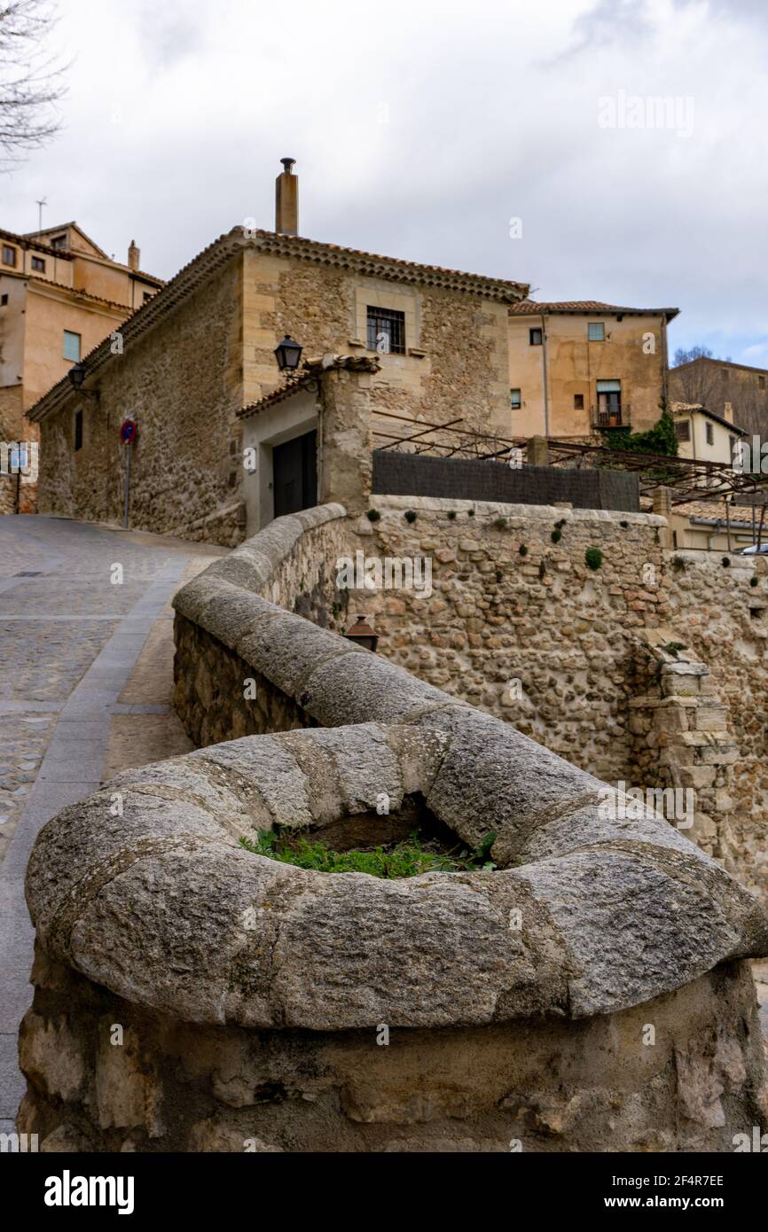 ringhiera in pietra curva e vecchia strada acciottolata che conduce in su Il centro storico di Cuenca, nel centro della Spagna Foto Stock