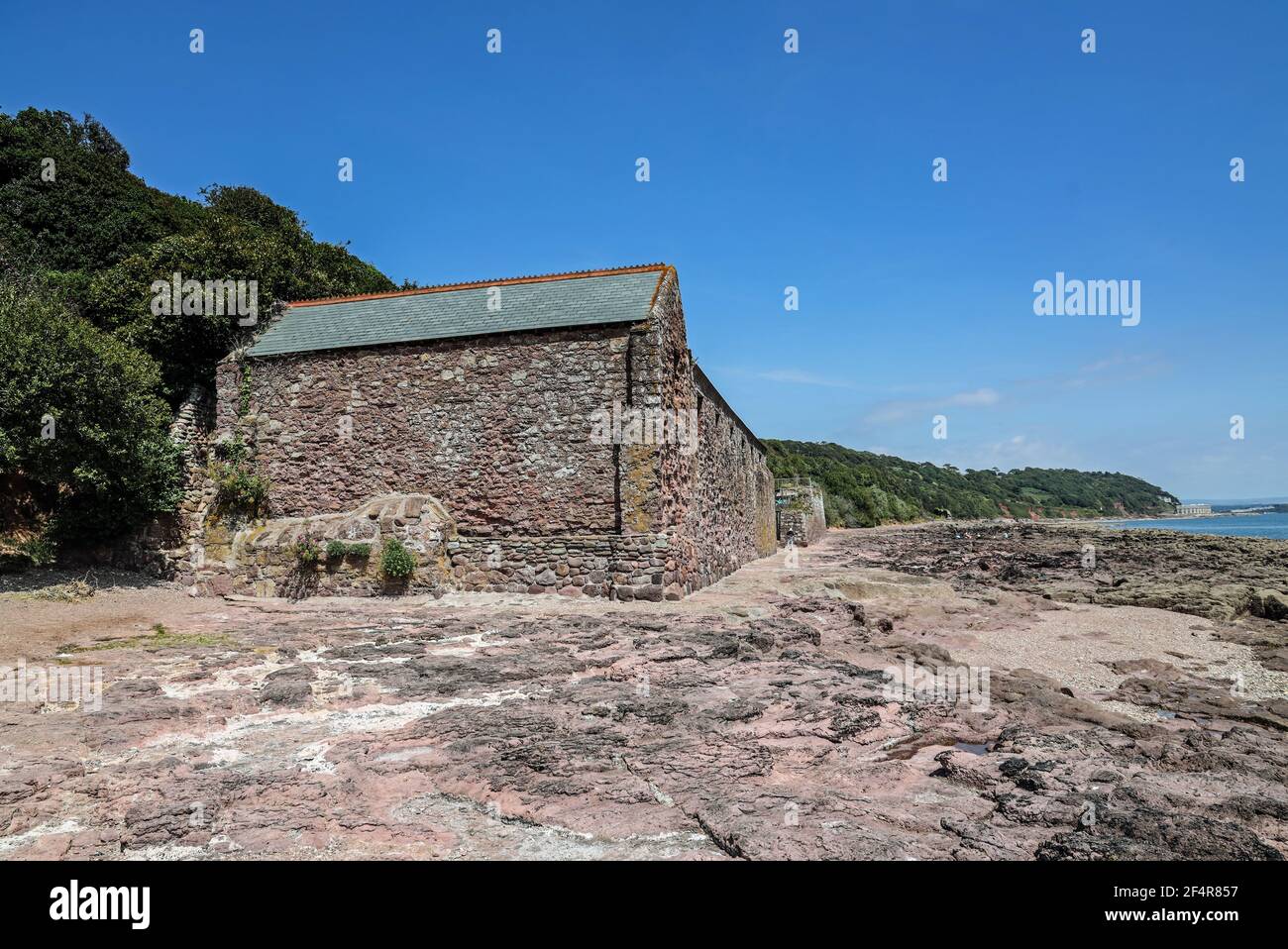 Sandways Cellar vicino a Kingsand quando si avvicina il Monte Edgcumbe. La spiaggia è di interesse geologico. Sandway Point è un sito di Special Scientific Inte Foto Stock