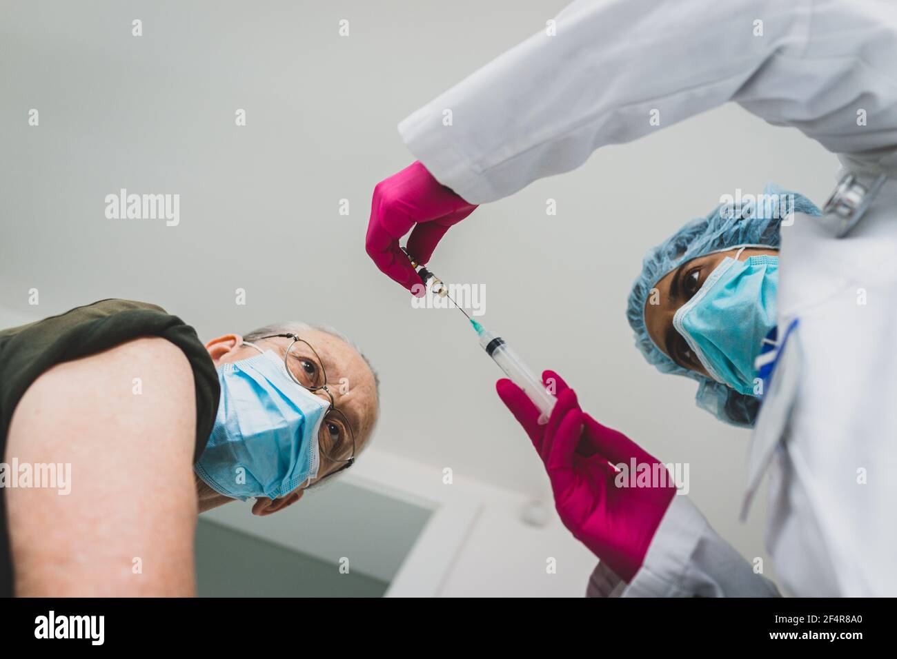 Anziana donna in ospedale che riceve il vaccino 2021 Foto Stock