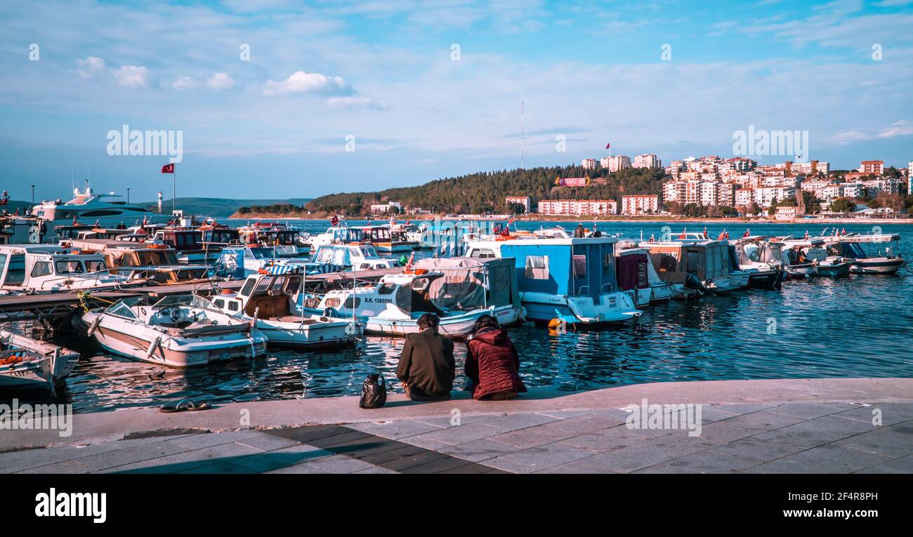 Canakkale, Turchia - 1 marzo 2021 - Barche nel porto di Dardanelli di Canakkale Foto Stock