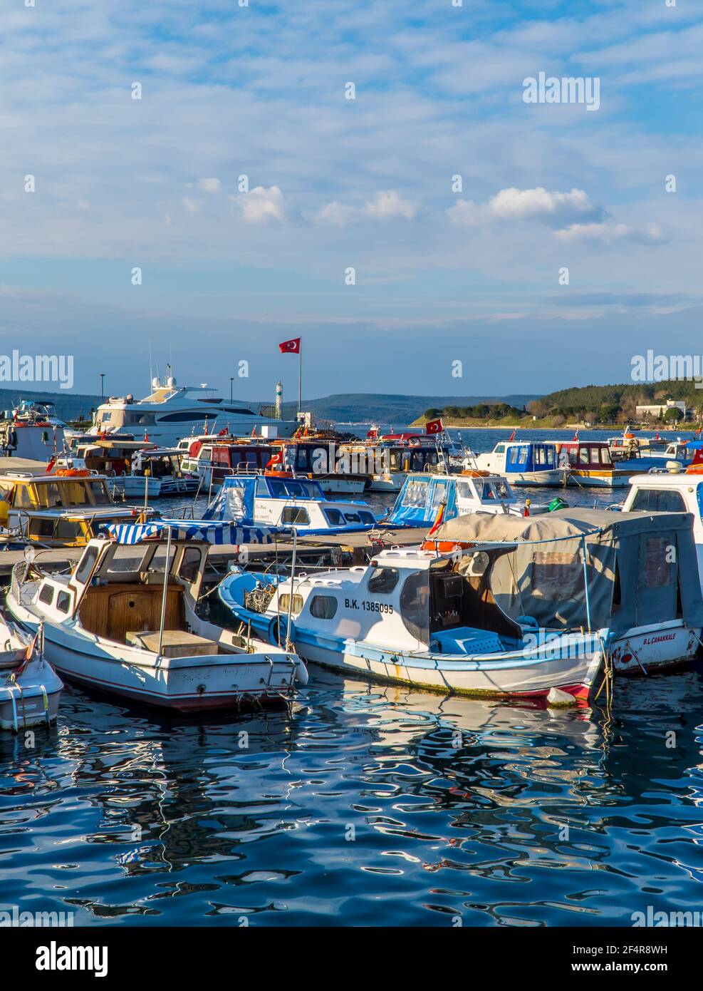 Canakkale, Turchia - 1 marzo 2021 - Barche nel porto di Dardanelli di Canakkale Foto Stock