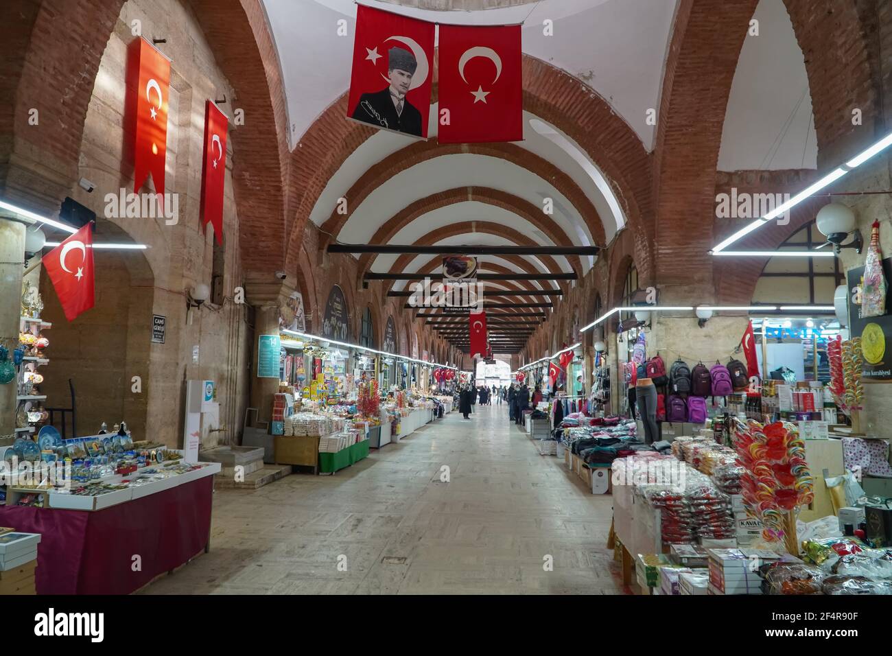 Edirne, Turchia - 26 febbraio 2021 - all'interno del Bazaar di Edirne, Turchia occidentale con negozi, bandiera turca, e Atatürk poster Foto Stock