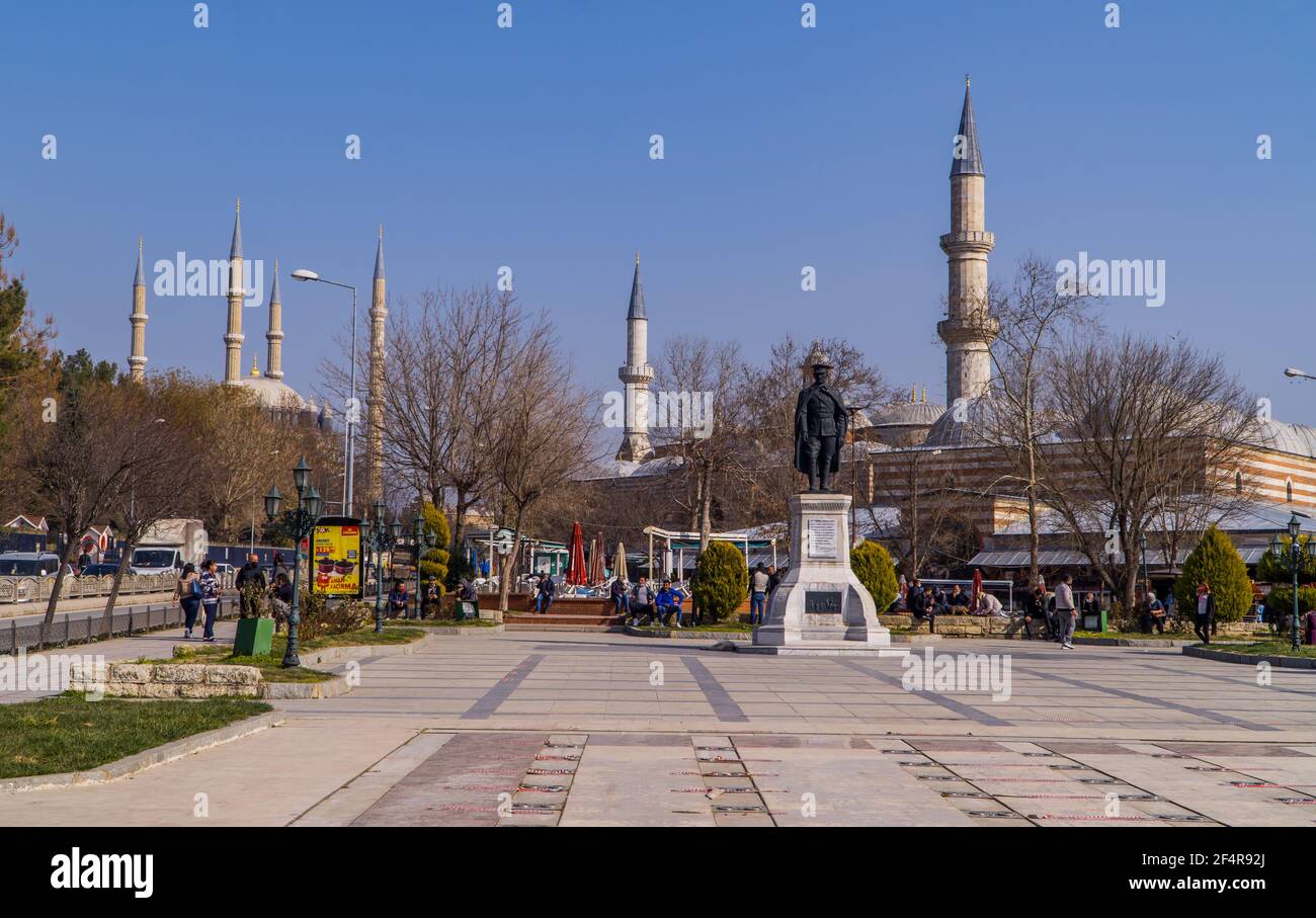 Edirne, Turchia - 26 febbraio 2021 - Vista verticale della gente su una piazza con la statua di Atatürk, la moschea di Selimiye e la vecchia moschea (Eski Camii) a Edirne, Foto Stock