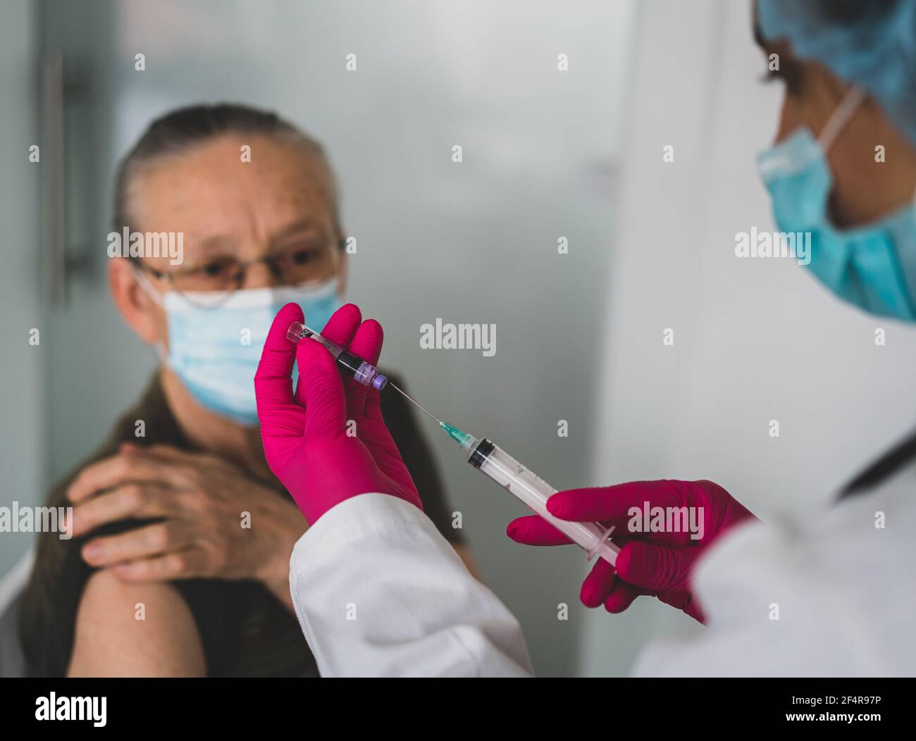 Anziana donna in ospedale che riceve il vaccino 2021 Foto Stock