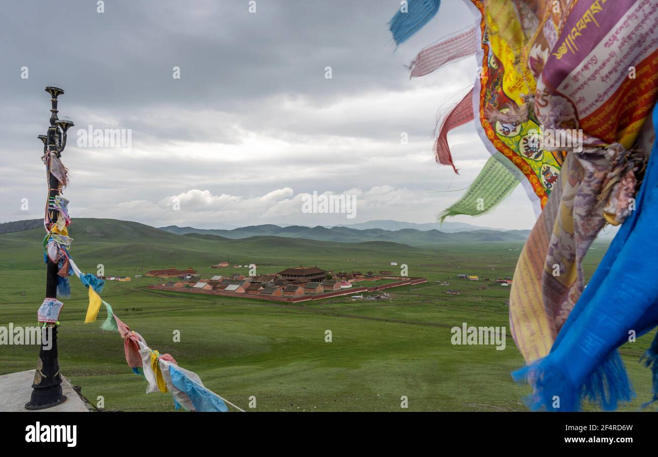 Baruunburen Sum, Mongolia - 19 agosto 2019: Complesso del tempio del monastero buddista Amarbayasgalant in Mongolia con bandiere in primo piano. Foto Stock