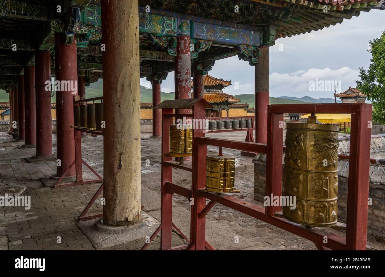 Baruunburen Sum, Mongolia - 19 agosto 2019: Templi con rotoli di preghiera del monastero buddista Amarbayasgalant in Mongolia. Foto Stock