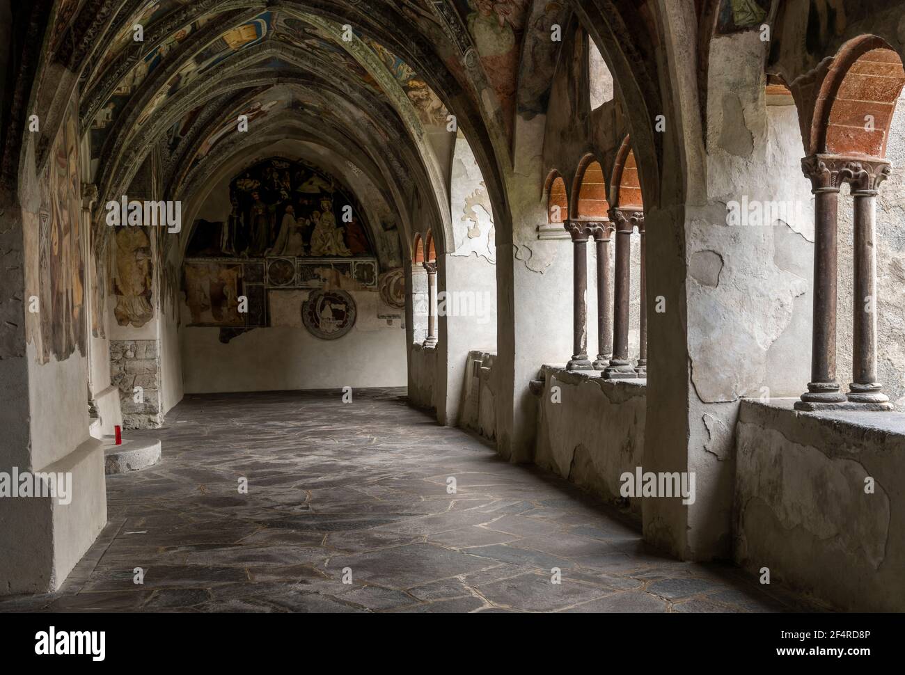 Bressanone, Italia - 5 ottobre 2020: Monastero con dipinti, affreschi, della Cattedrale di Bressanone con architettura romana con pilars. Foto Stock