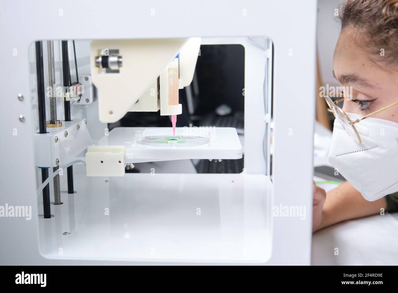 Ricercatore che regola un biocrinter 3D per stampare cellule 3D su un elettrodo. Biomateriali, concetti di ingegneria tissutale. Foto Stock