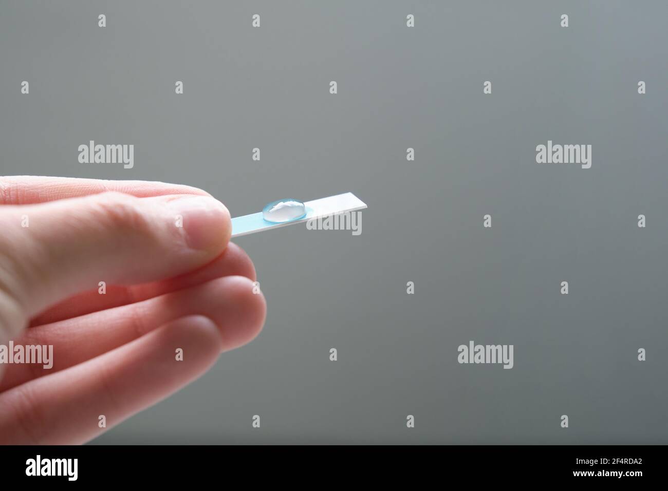 Mano che tiene il materiale biomateriale 3D stampato su un nano elettrodo. Concetto di nuovo approccio tecnologico. Foto Stock