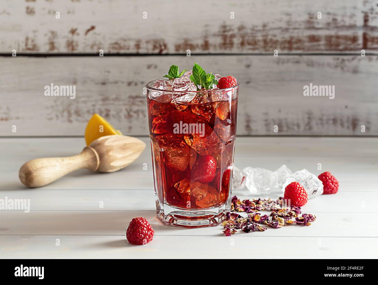 hibiscus tè ghiaccio o limonata karkade con lamponi, menta e limone Foto Stock