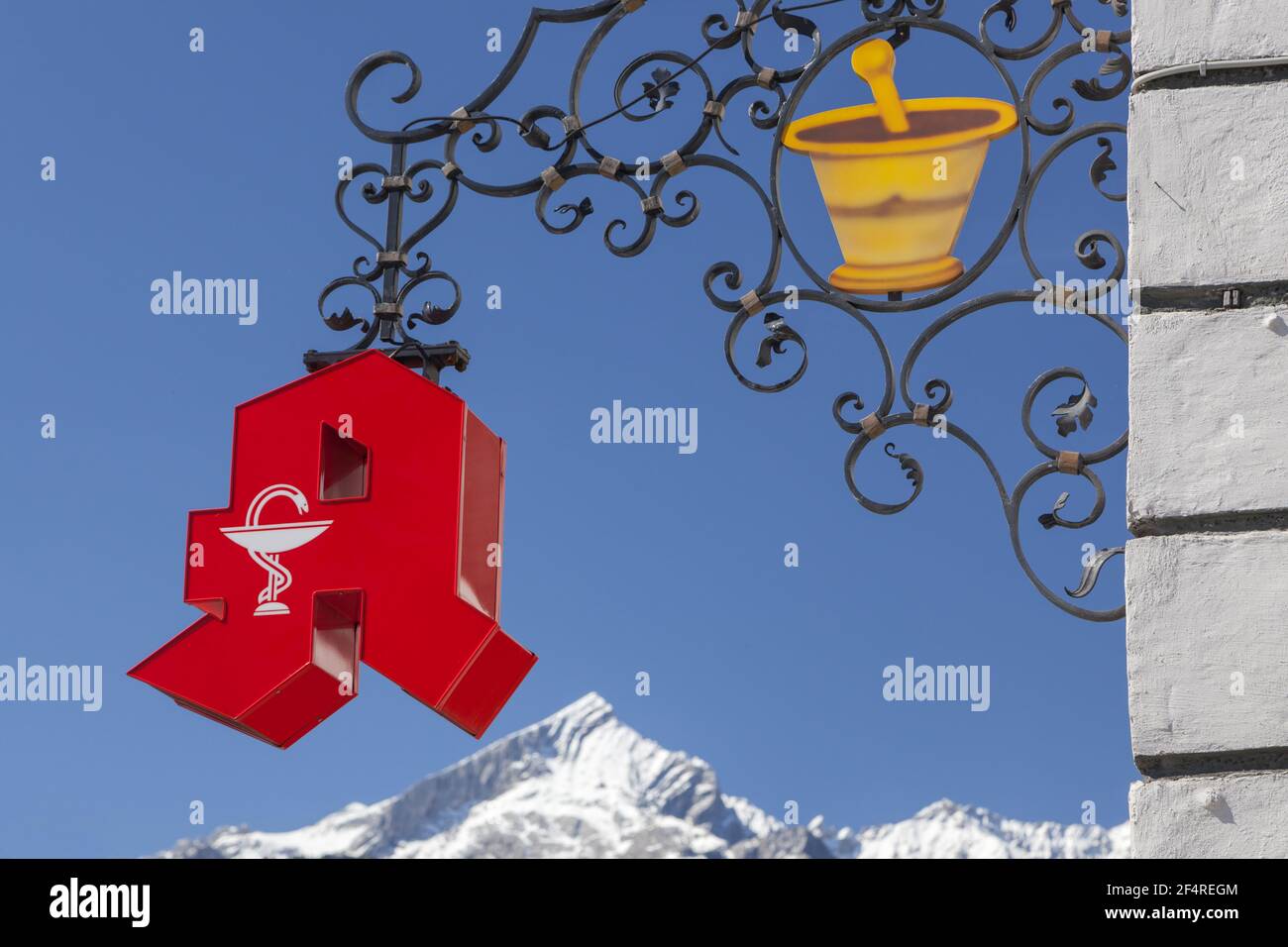 Geografia / viaggio, Germania, Baviera, Garmisch-Partenkirchen, segno farmacia presso la vecchia farmacia dietro, diritti aggiuntivi-clearance-Info-non-disponibile Foto Stock