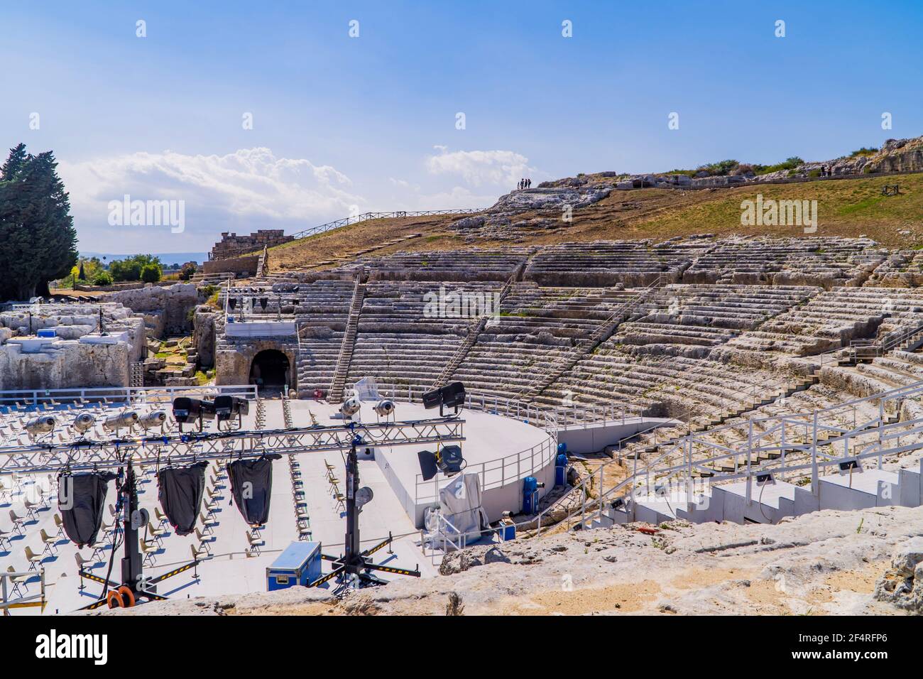 Siracusa, Italia - 27 luglio 2020 - Vista al tramonto dell'anfiteatro greco con palco e sedie nel Parco Archeologico di Neapolis - Siracusa, Sicilia Foto Stock