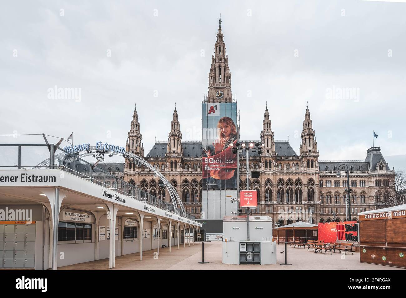 Vienna, Austria - 7 febbraio 2020: Armadietti vuoti fuori dal municipio in inverno mattina Foto Stock