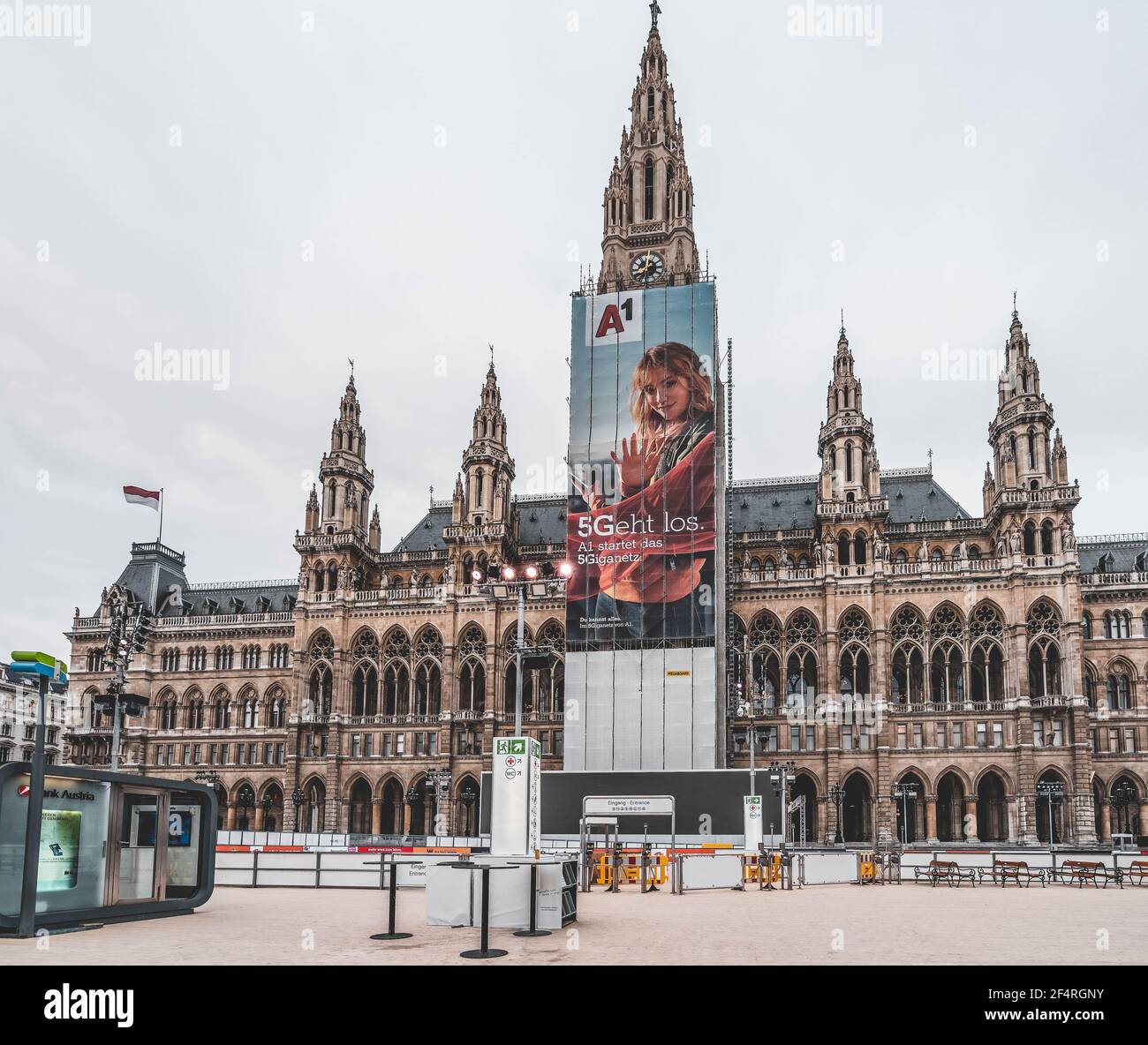 Vienna, Austria - 7 febbraio 2020: Armadietti vuoti fuori dal municipio in inverno mattina Foto Stock