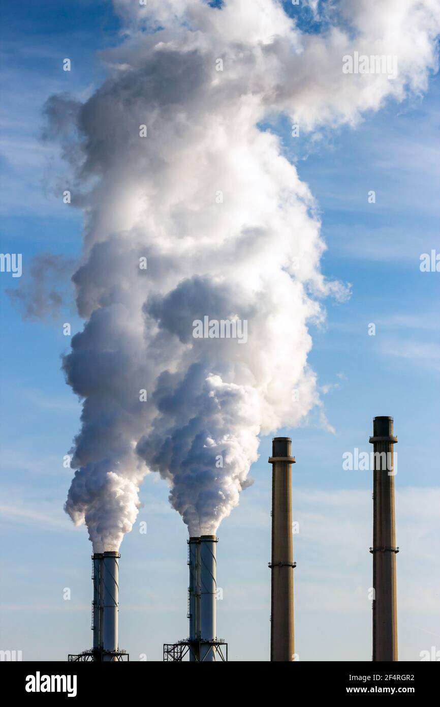 Tubi del camino di fumo di una centrale elettrica che causa inquinamento atmosferico. Foto Stock