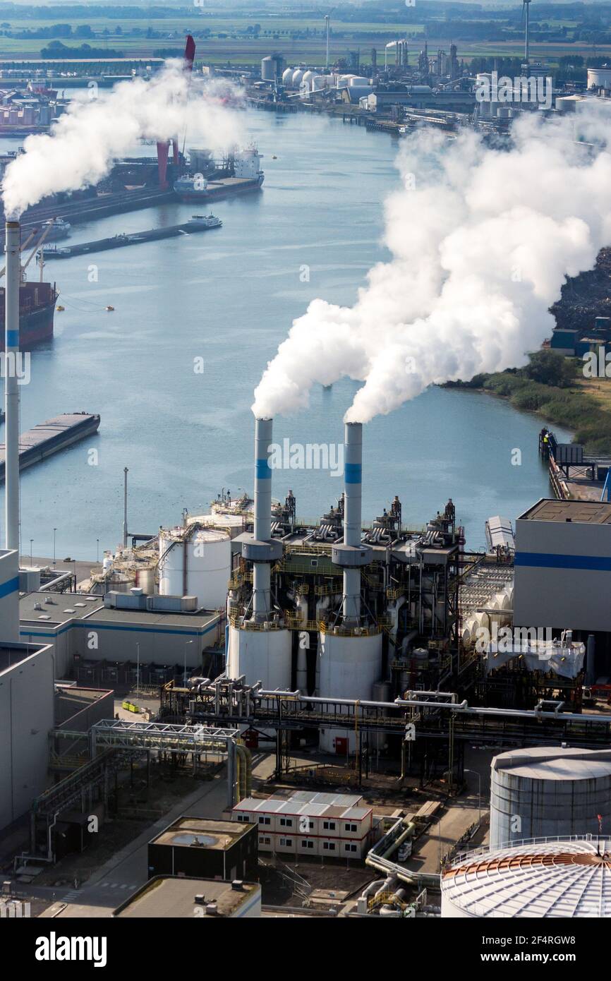 Inquinamento dell'aria dallo scarico a camino in un impianto di trattamento dei rifiuti in un grande porto industriale. Foto Stock