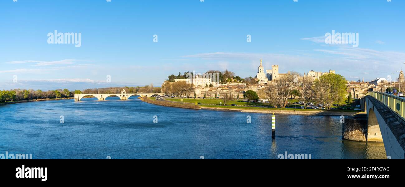 Una vista panoramica della città di Avignone sul Fiume Rhone Foto Stock