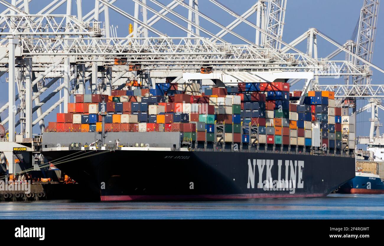 Nave container NYK LINE caricata da gru a portale nel porto di Rotterdam. Paesi Bassi - 8 settembre 2012 Foto Stock