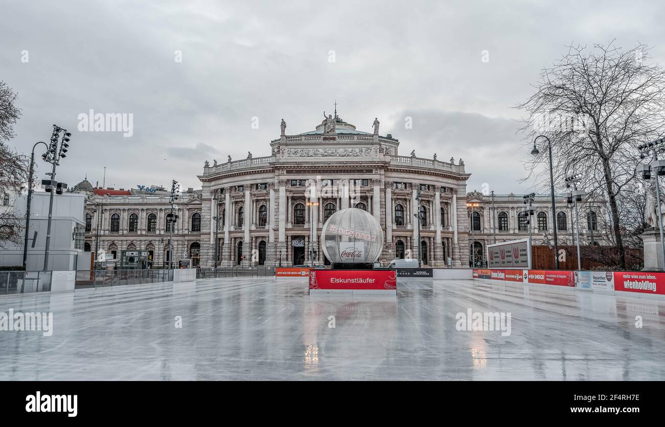 Vienna, Austria - 7 febbraio 2020: Pista vuota fuori dal municipio con vista sul Burgtheater dall'altra parte della strada Foto Stock