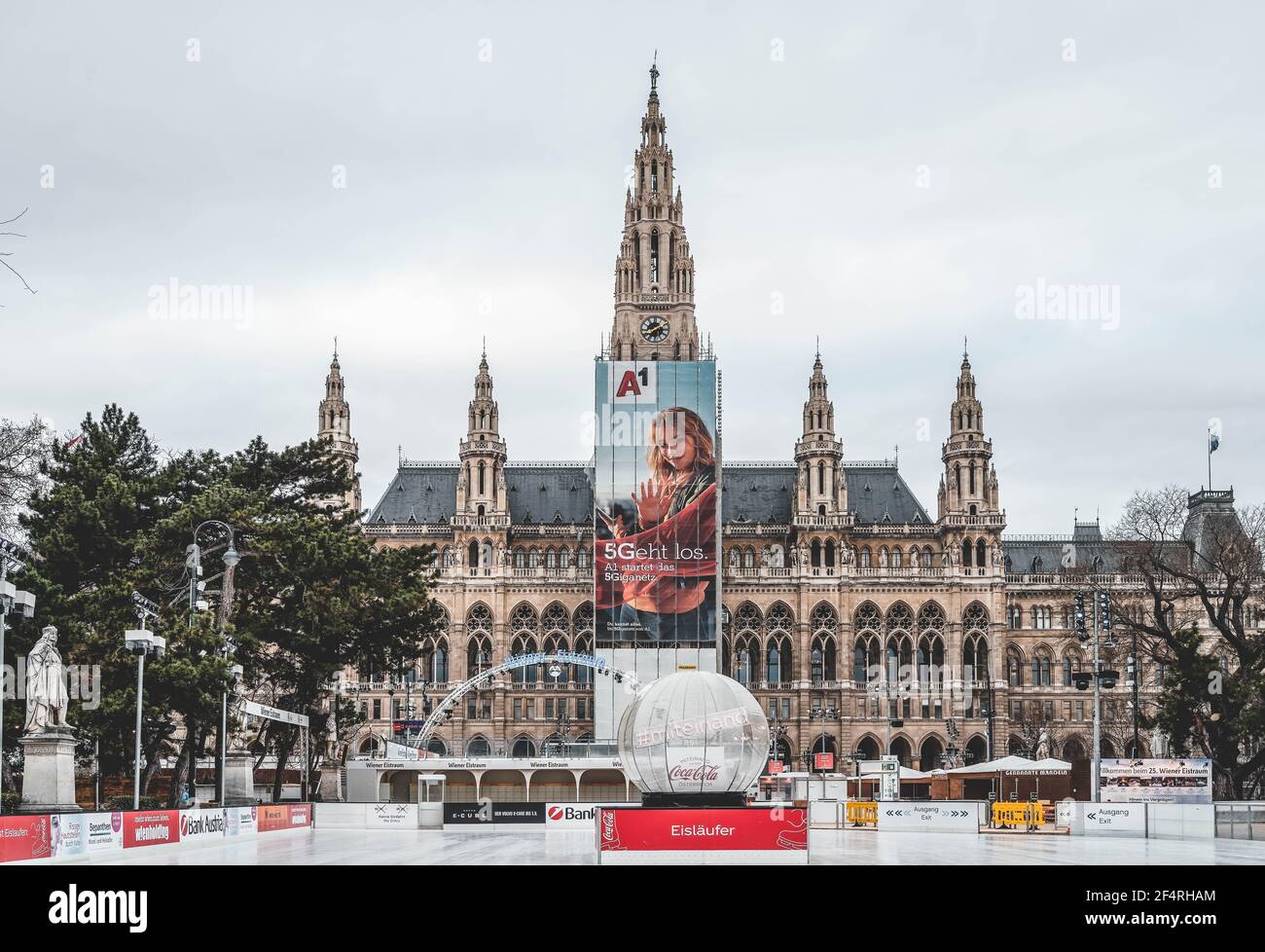 Vienna, Austria - 7 febbraio 2020: Armadietti vuoti fuori dal municipio in inverno mattina Foto Stock
