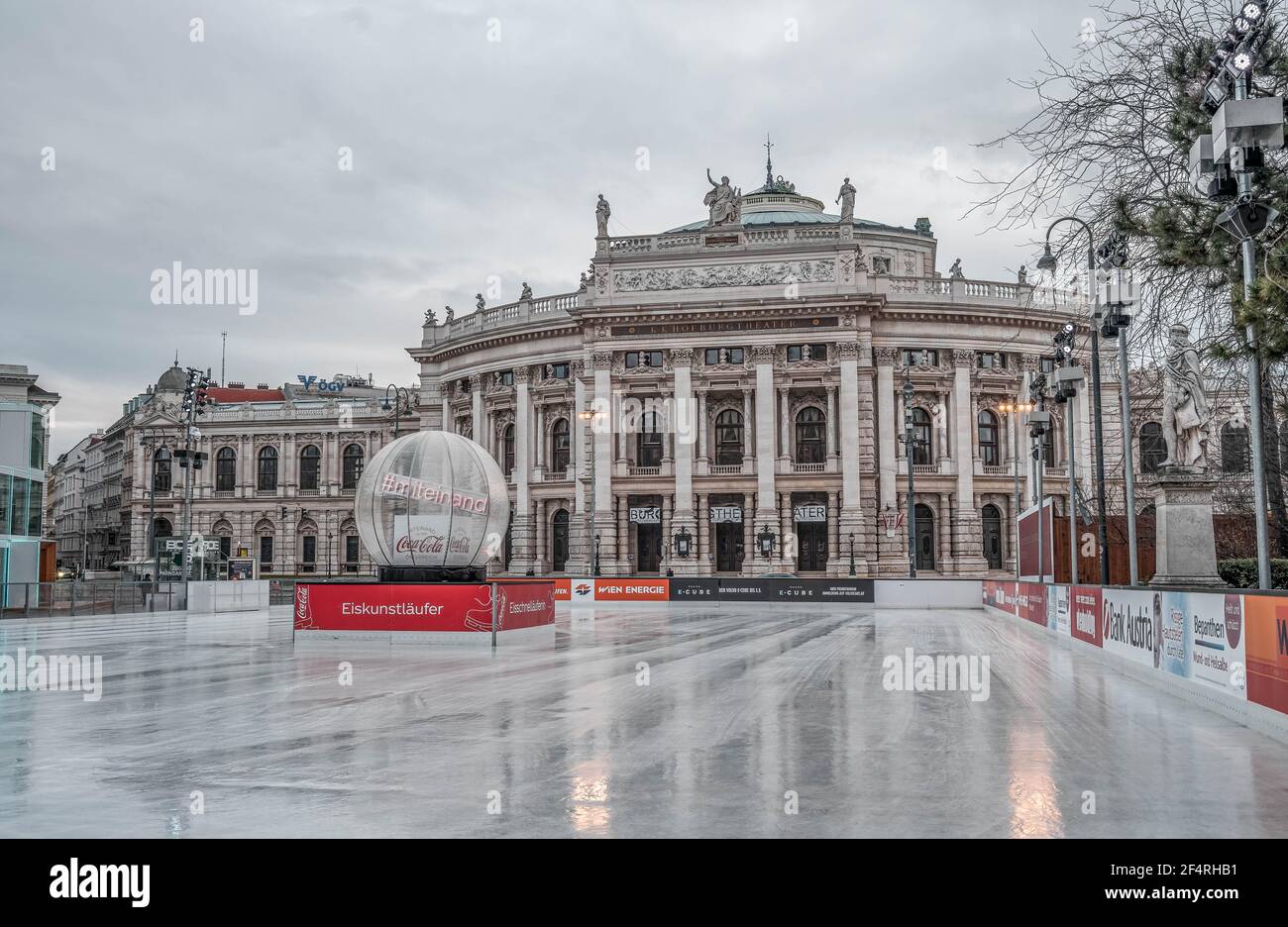 Vienna, Austria - 7 febbraio 2020: Pista vuota fuori dal municipio con vista sul Burgtheater dall'altra parte della strada Foto Stock