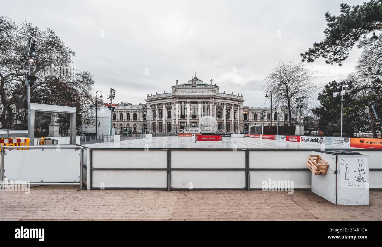 Vienna, Austria - 7 febbraio 2020: Pista vuota fuori dal municipio con vista sul Burgtheater dall'altra parte della strada Foto Stock