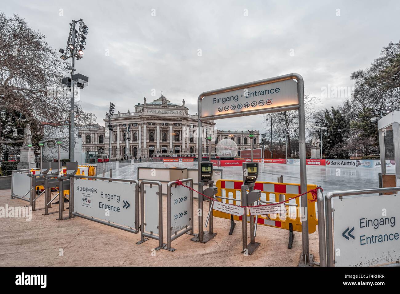 Vienna, Austria - 7 febbraio 2020: Ingresso alla pista vuota fuori dal municipio con vista sul Burgtheater dall'altra parte della strada Foto Stock