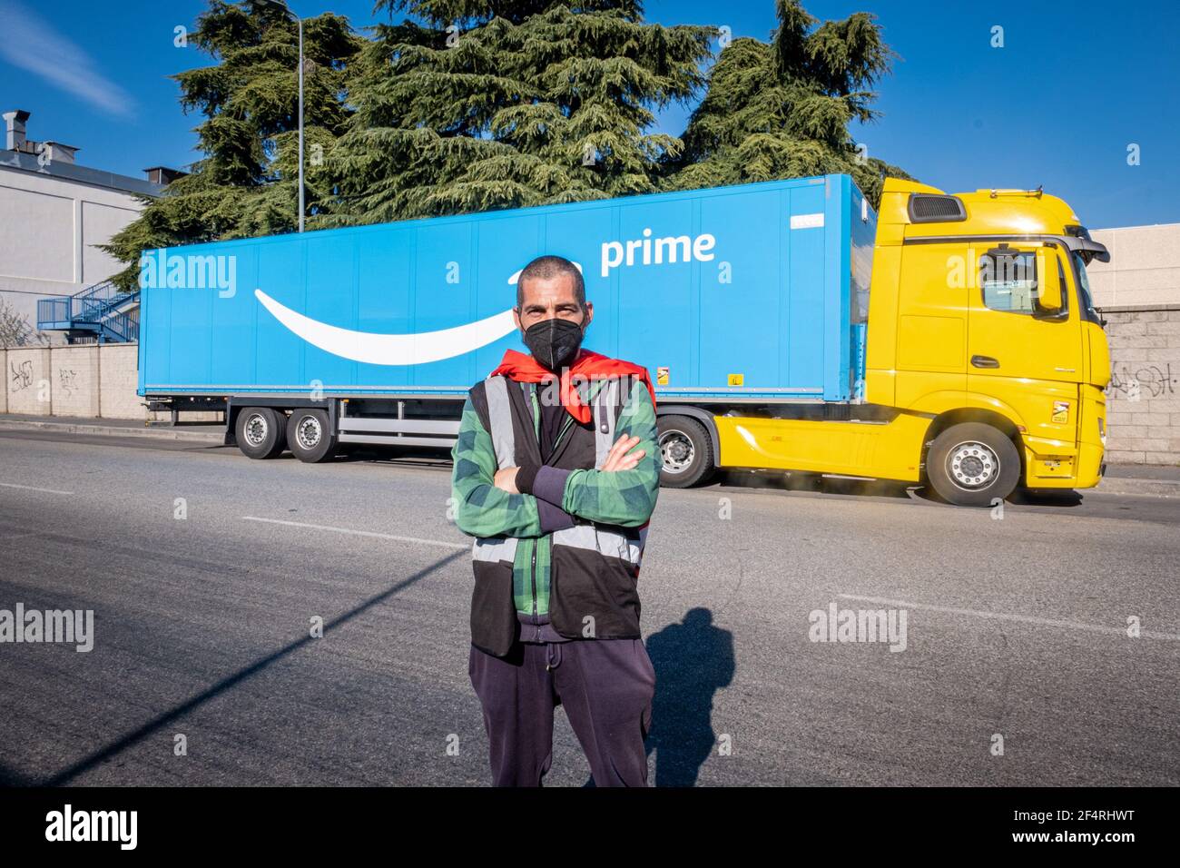 Milano, Italia. 22 marzo 2021. Milano - Amazon Logistics Workers sciopero.  Un conducente attraversa le braccia di fronte a un camion Amazon prime.  Sede Amazon via Toffetti solo per l'utilizzo Editoriale Credit: