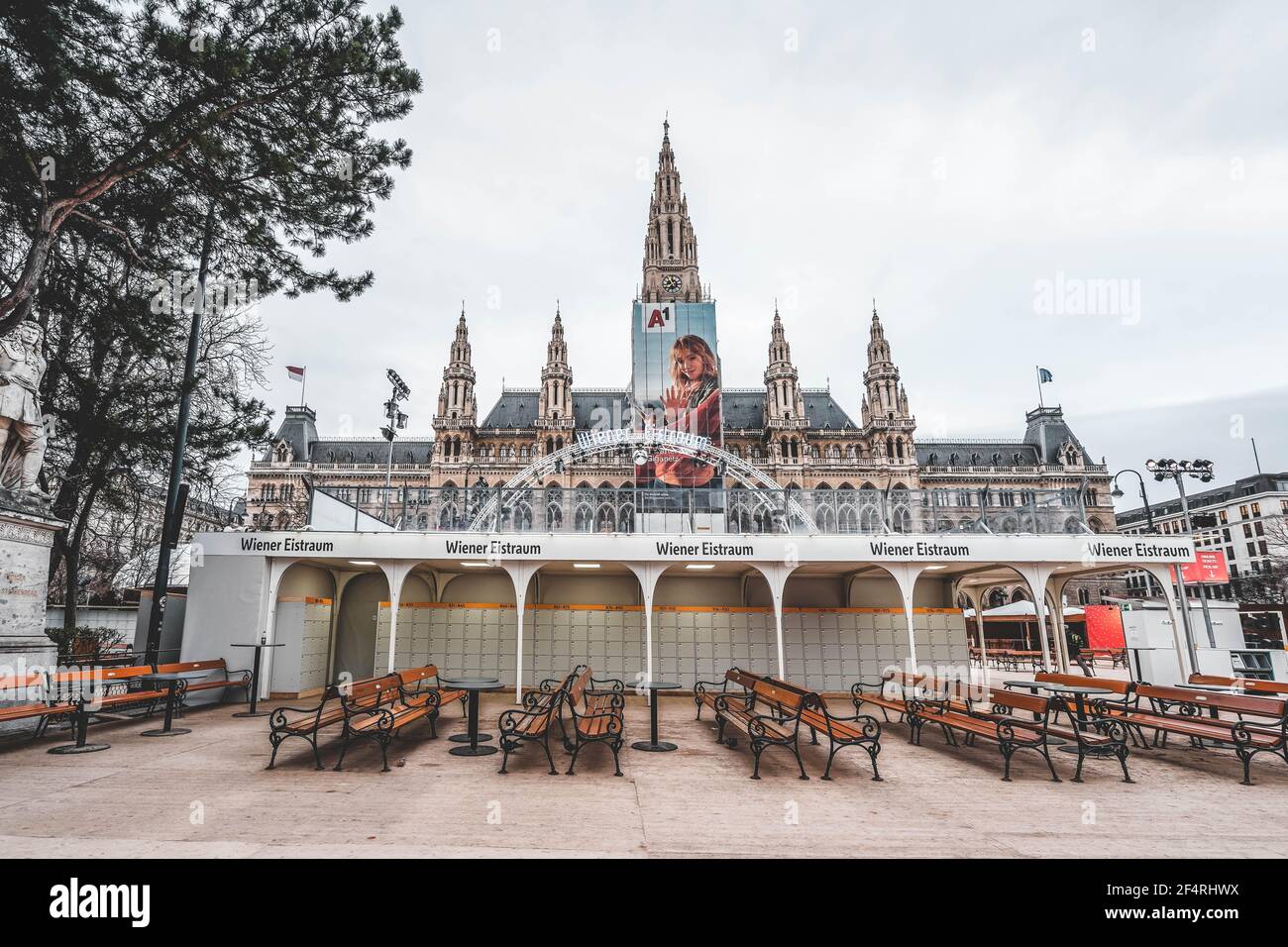 Vienna, Austria - 7 febbraio 2020: Armadietti vuoti fuori dal municipio in inverno mattina Foto Stock
