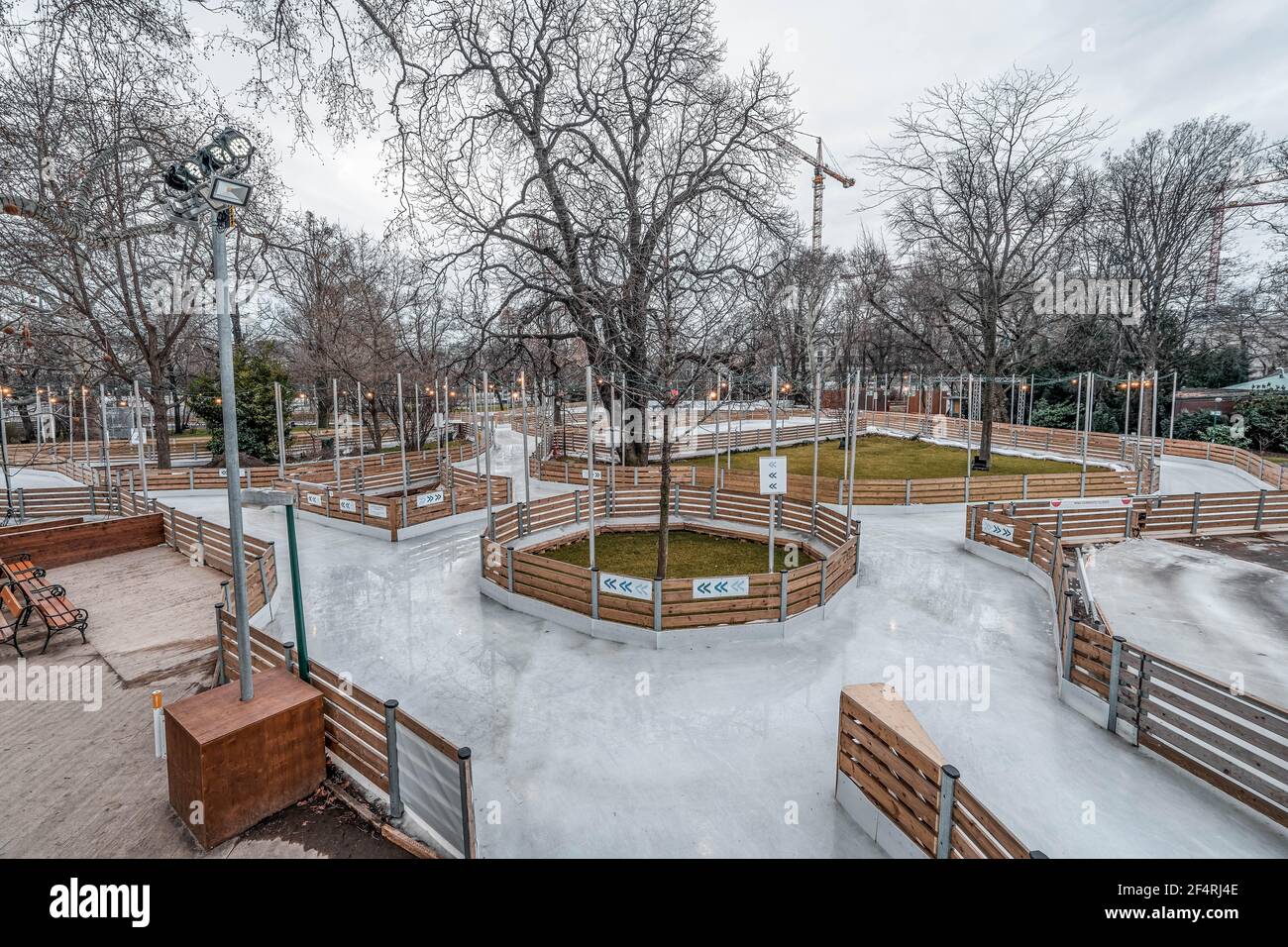 Vienna, Austria - 7 febbraio 2020: Pista vuota fuori dal municipio in inverno mattina Foto Stock