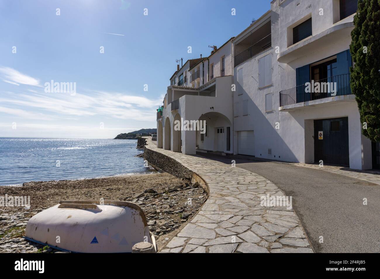 Cadaques, Spagna - 13 marzo 2021: Vista sull'idilliaco villaggio di mare di Cadaques in Catalogna Foto Stock