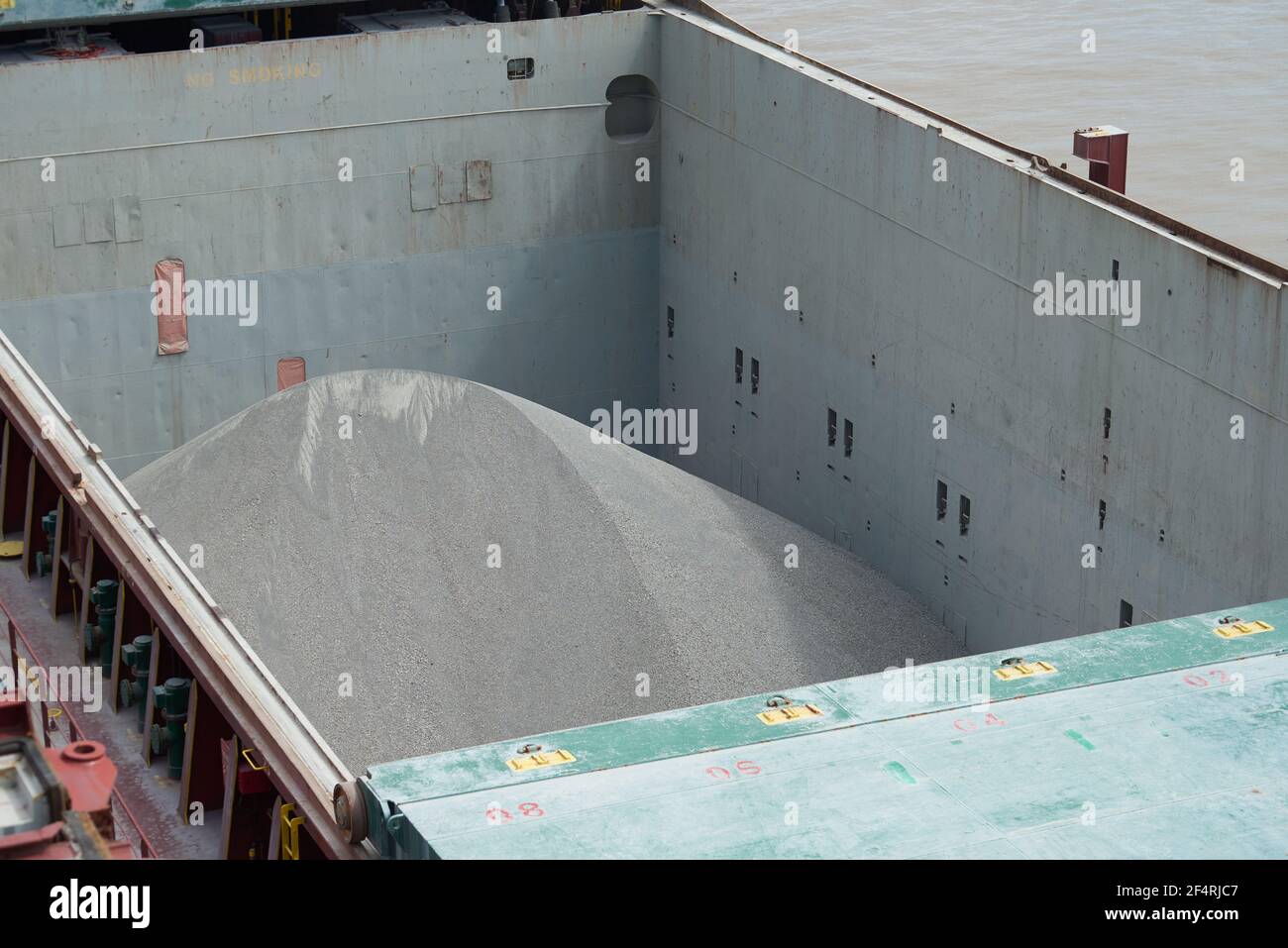 Stiva di carico della nave portarinfuse piena di bauxite di carico sfuso. Foto Stock