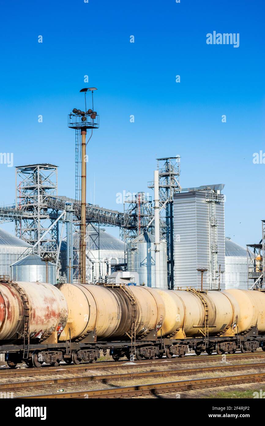 Silos di ascensore con la stazione ferroviaria e le auto a carburante verticali Foto Stock