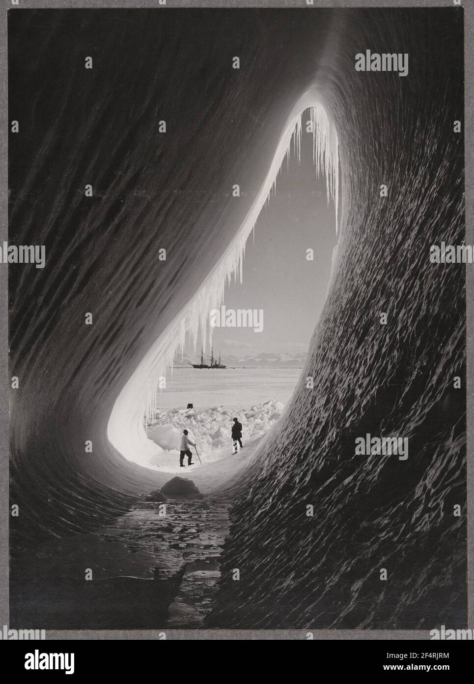 Herbert Ponting - Grotta in un Iceberg, fotografata durante la spedizione Antartica britannica del 1911-1913 - Terra Nova Foto Stock