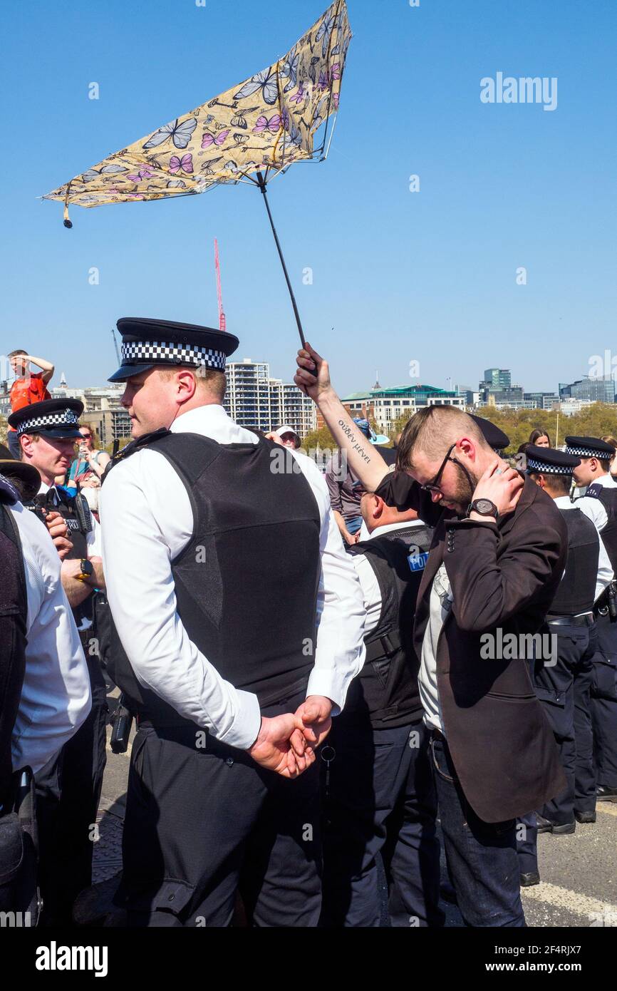 Londra, Regno Unito. 20 aprile 2019. Il ponte di Waterloo è stato bloccato da sostenitori del cambiamento climatico dalla ribellione dell'estinzione per sei giorni. Durante quel periodo, hanno creato un ponte Garden utilizzato per le attività della ribellione internazionale per richiedere un'azione urgente per combattere il cambiamento climatico da parte del governo britannico Foto Stock