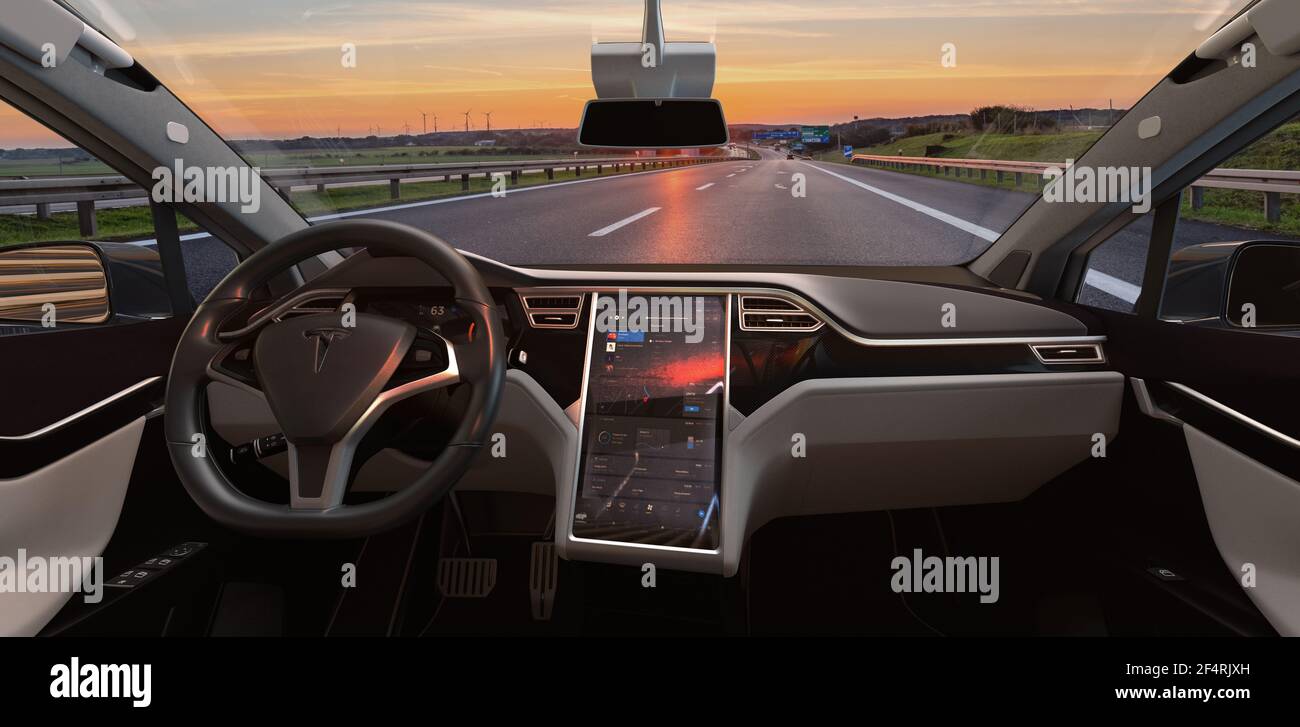 Vista dall'interno di un'auto elettrica Tesla X. sulla vettura ad alta guida elettrica in autostrada Foto Stock