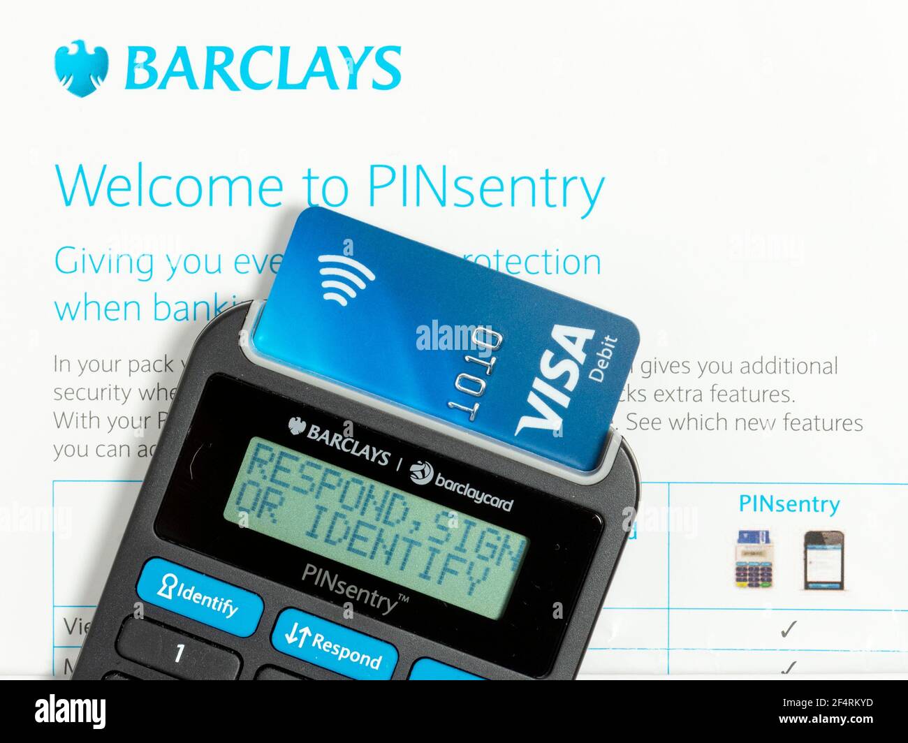 Barclays Pinsentry lettore di carte con carta di debito Visa e benvenuto in PINsentry lettera primo piano. Foto Stock Barclays Pinsentry lettore di carte con carta di debito Visa e benvenuto in PINsentry lettera primo piano. Foto Stock