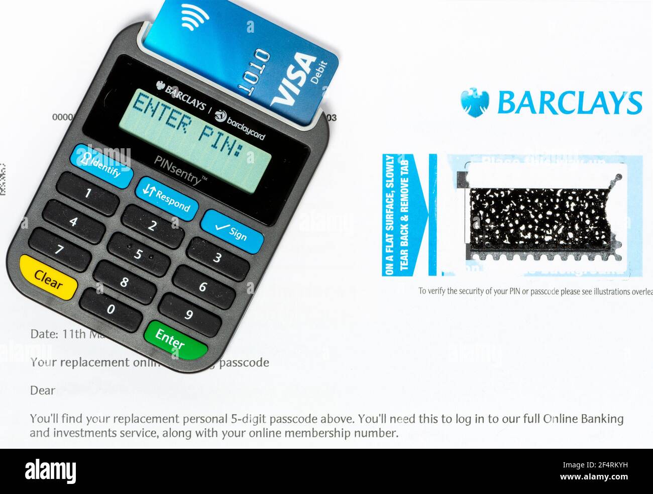 Barclays dispositivo lettore di carte Pinsentry con carta Visa Debit e. lettera di consegna codice pin Foto Stock Barclays dispositivo lettore di carte Pinsentry con carta Visa Debit e. lettera di consegna codice pin Foto Stock