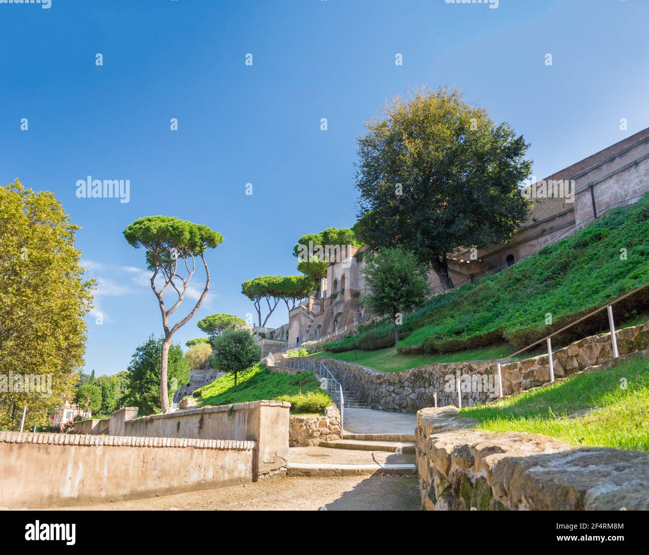 Roma, Italia - 03 ottobre 2018: Parco Giardino degli Aranci con una deliziosa piattaforma di osservazione sul centro di Roma Foto Stock