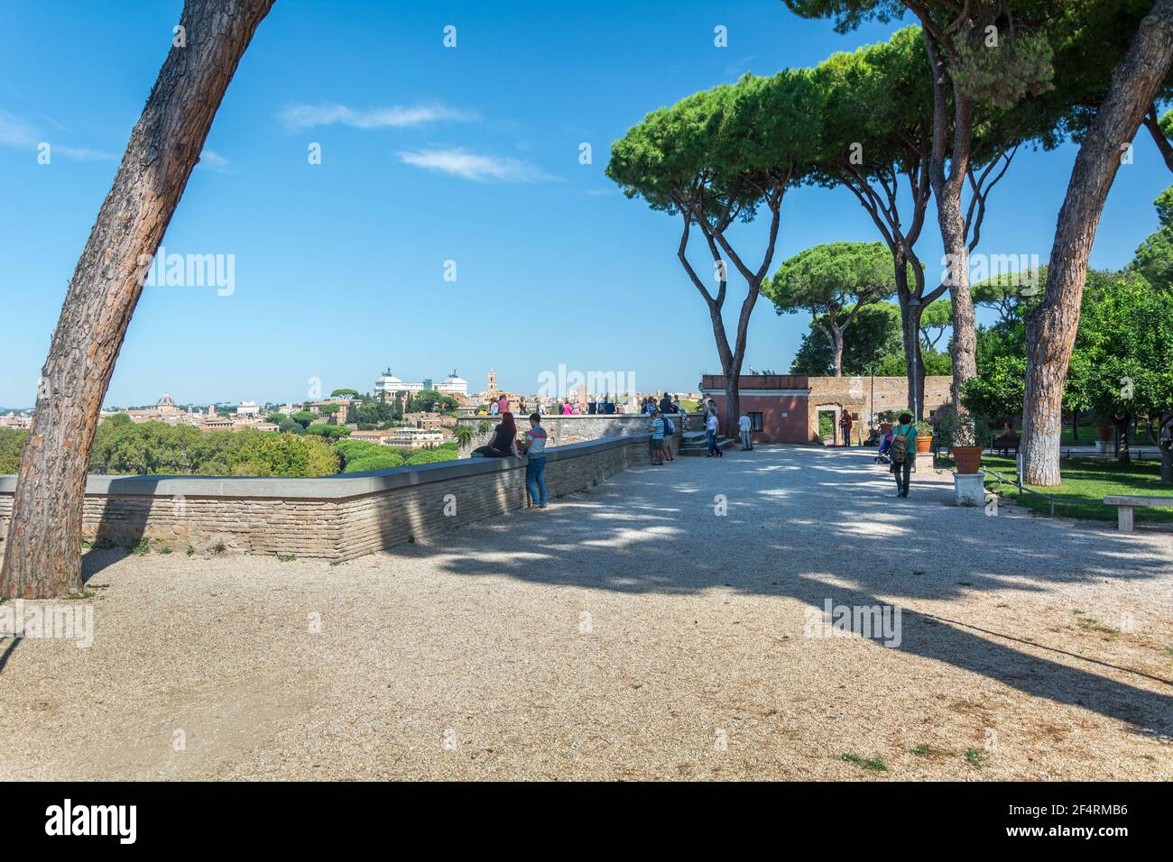 Roma, Italia - 03 ottobre 2018: Parco Giardino degli Aranci con una deliziosa piattaforma di osservazione sul centro di Roma Foto Stock