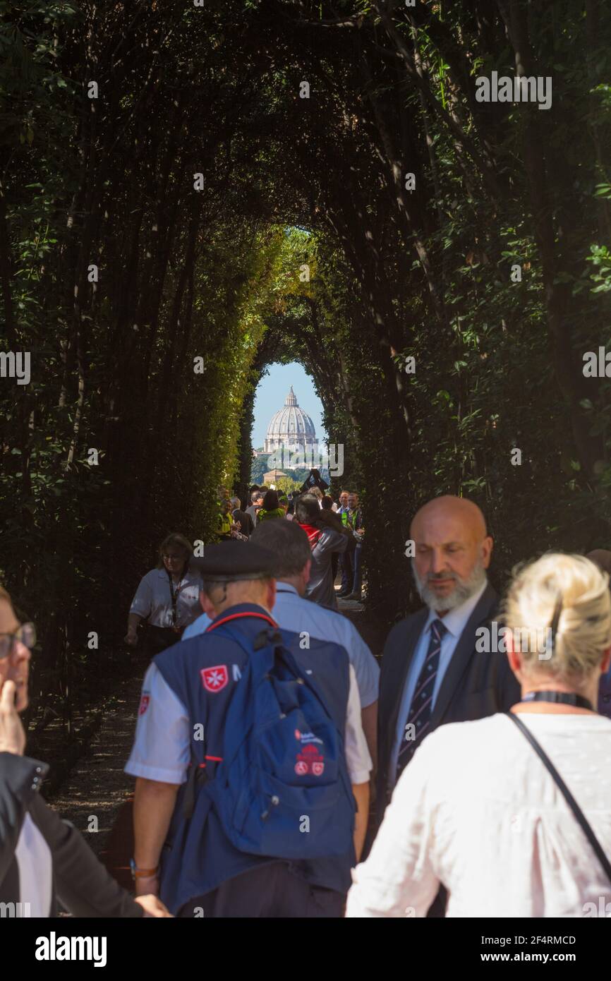 Roma, Italia - Ott 03, 2018: una particolare vista sulla cupola di San Pietro (Città del Vaticano - Roma). A Piazza Cavalieri di Malta vi è la Villa del Prio Foto Stock