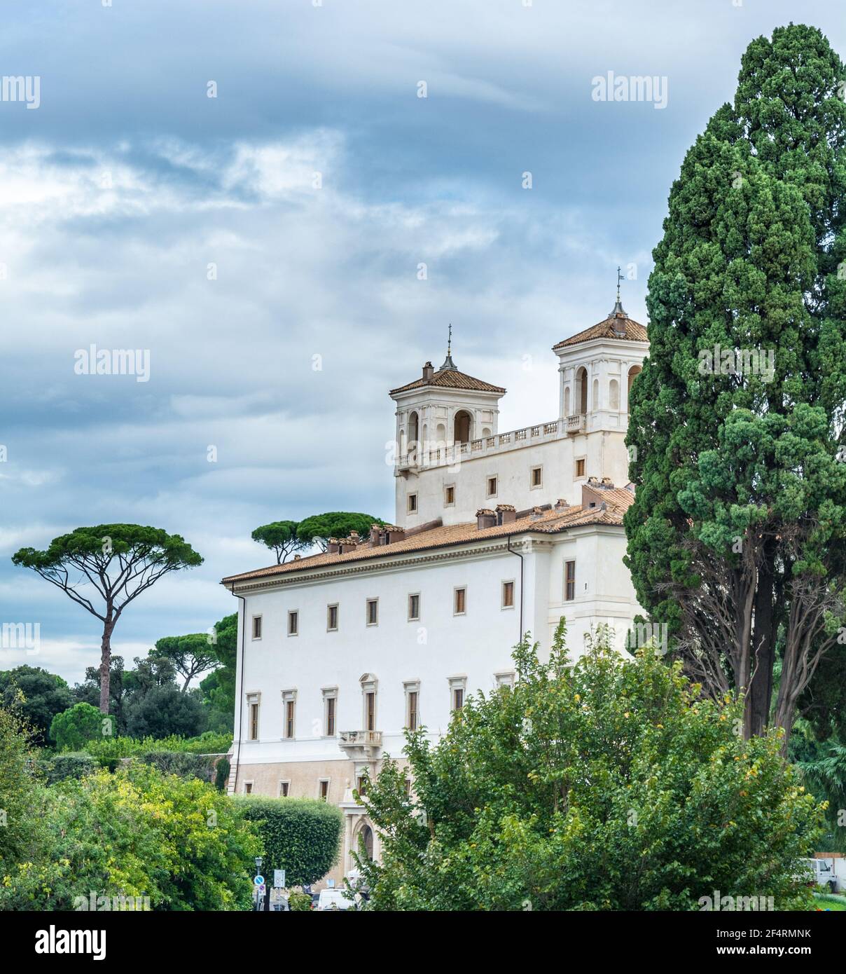 Roma, Italia - 04 ottobre 2018: Villa Medici incorniciato alberi, Roma Foto Stock