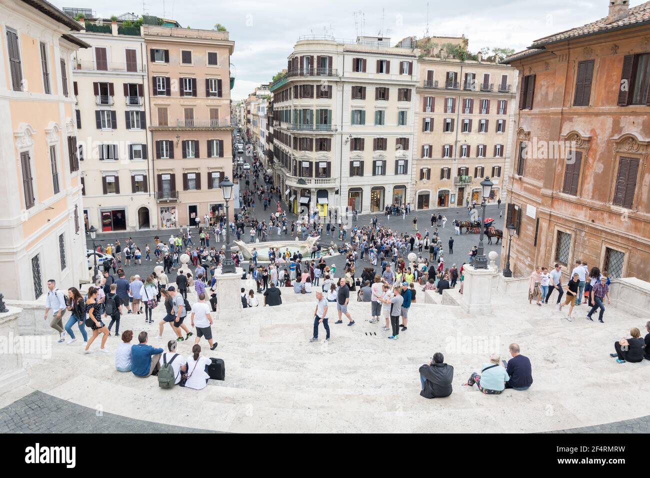 Roma, Italia - 04 Ott, 2018: il mare di persone in Piazza di Spagna e Via Condotti, Roma Foto Stock