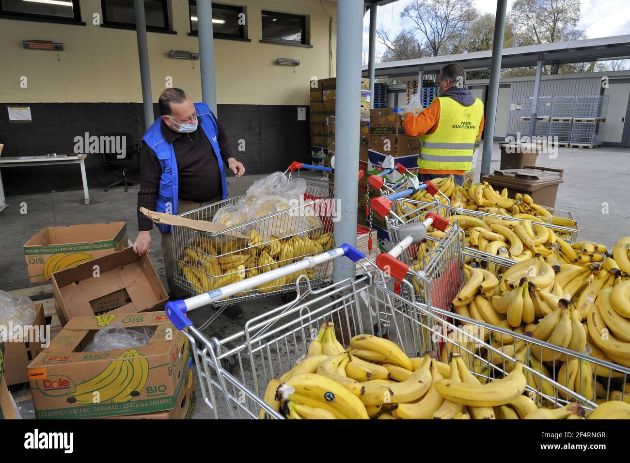 Milano (Italia), l'organizzazione no-profit pane Quotidiano distribuisce prodotti alimentari essenziali a persone in difficoltà economica a causa della crisi causata dall'epidemia di Coronavirus. Sempre più gruppi sociali sono colpiti, e ogni giorno la coda diventa più lunga. Foto Stock