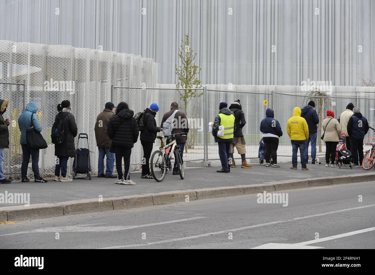 Milano (Italia), l'organizzazione no-profit pane Quotidiano distribuisce prodotti alimentari essenziali a persone in difficoltà economica a causa della crisi causata dall'epidemia di Coronavirus. Sempre più gruppi sociali sono colpiti, e ogni giorno la coda diventa più lunga. Foto Stock