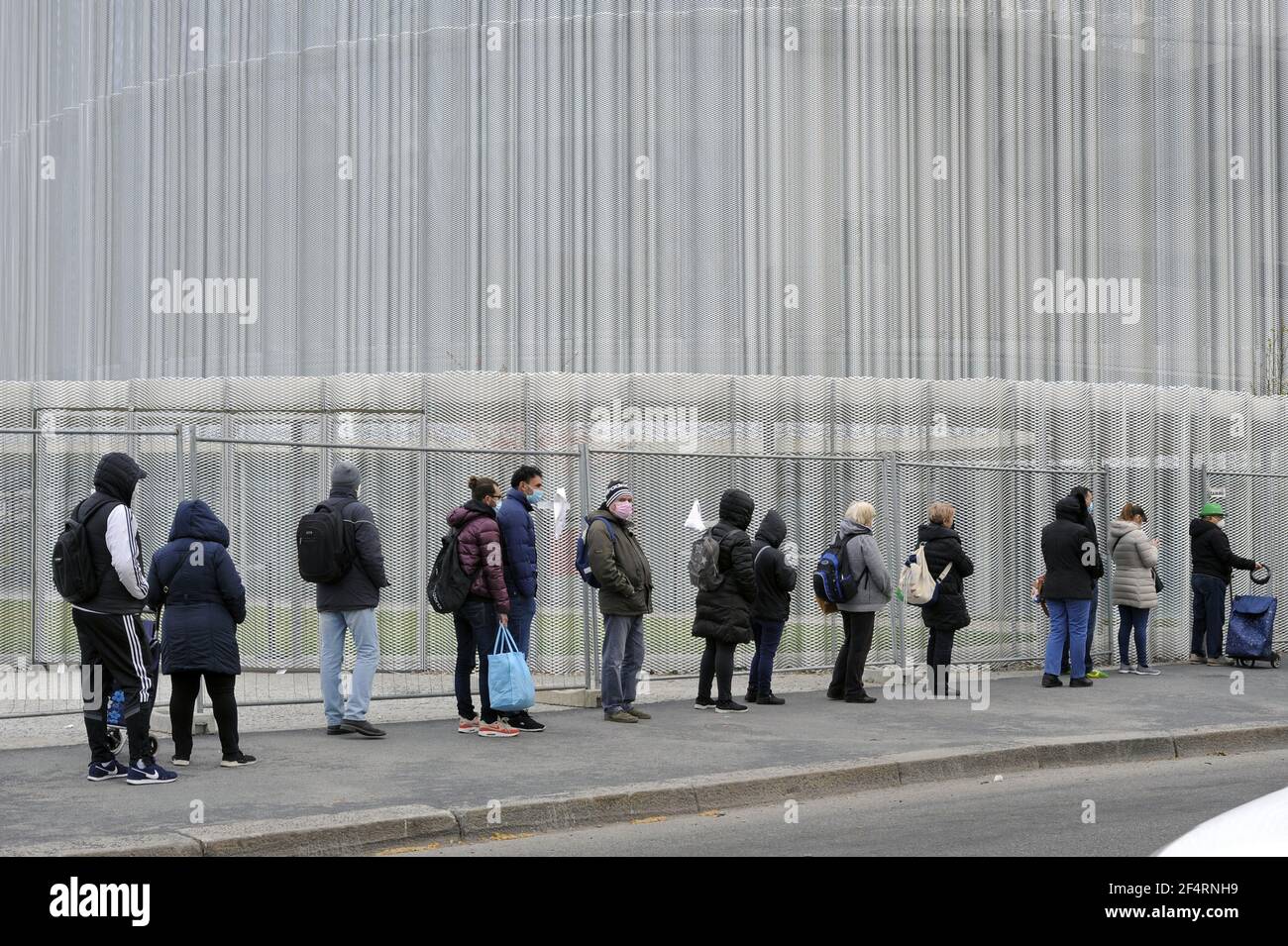 Milano (Italia), l'organizzazione no-profit pane Quotidiano distribuisce prodotti alimentari essenziali a persone in difficoltà economica a causa della crisi causata dall'epidemia di Coronavirus. Sempre più gruppi sociali sono colpiti, e ogni giorno la coda diventa più lunga. Foto Stock